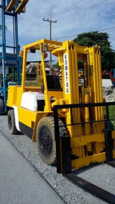 โฟล์ลิฟท์ Komatsu เครื่อง 6D95 ขนาด 3.5 ตัน  รุ่น 4 เสา 3 ท่อน สูง 4 เมตร