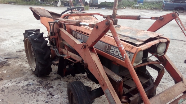 ขายชุดตักหน้าสวยเดิมๆติดรถไถ kubota L18-20ลดให้เหลือ35,000