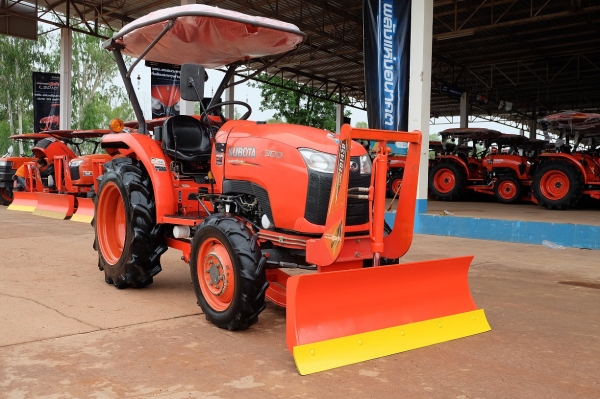 รถไถ L3008 อุปกรณ์ ใบมีด + ผาน 1 ตัว โทร089-0111624