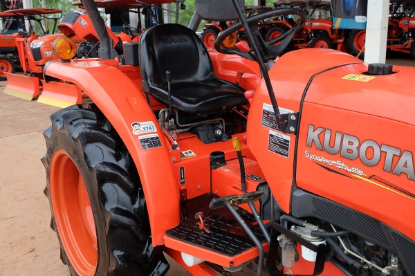 รถไถ L3008 อุปกรณ์ ใบมีด + ผาน 1 ตัว โทร089-0111624