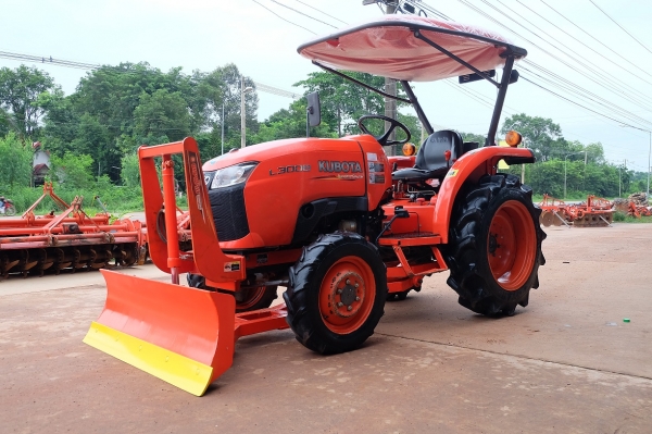 รถไถ L3008 อุปกรณ์ ใบมีด + ผาน 1 ตัว โทร089-0111624