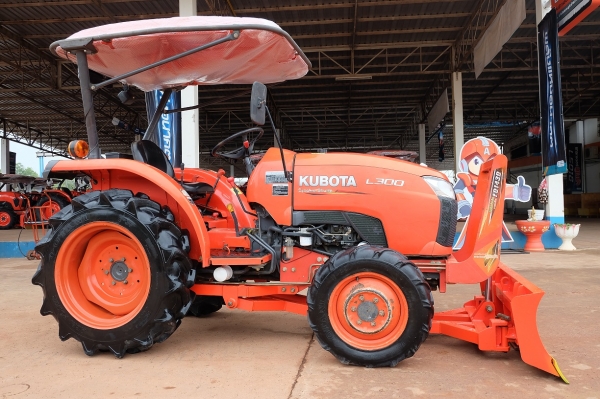 รถไถ L3008 อุปกรณ์ ใบมีด + ผาน 1 ตัว โทร089-0111624