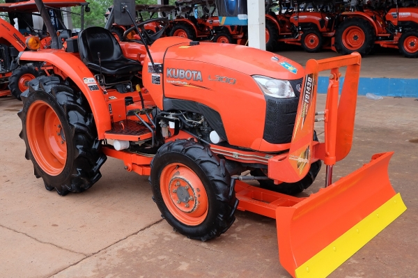 รถไถ L3008 อุปกรณ์ ใบมีด + ผาน 1 ตัว โทร089-0111624