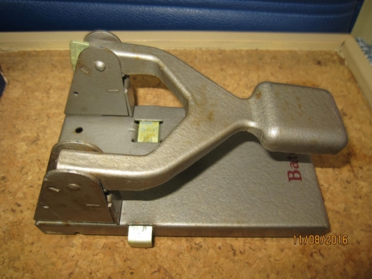 ที่เจาะกระดาษ Made in USA.  (ติดจอง 1 ตัว)