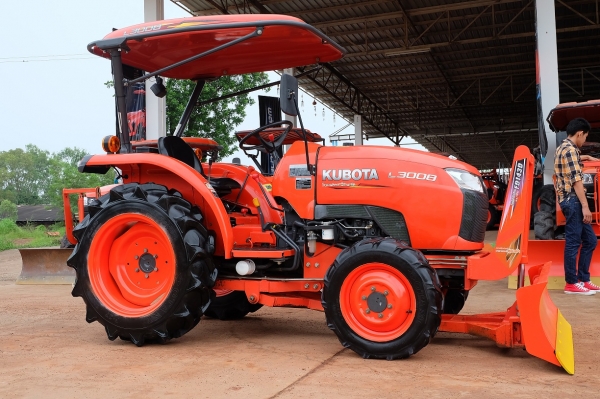 รถไถ L3008 อุปกรณ์ ใบมีด + ผาน 1 ตัว โทร089-0111624