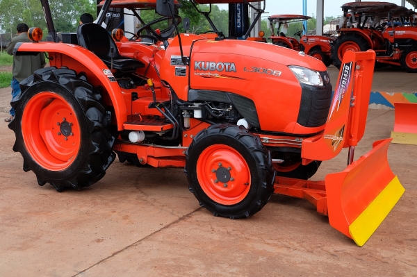 รถไถ L3008 อุปกรณ์ ใบมีด + ผาน 1 ตัว โทร089-0111624