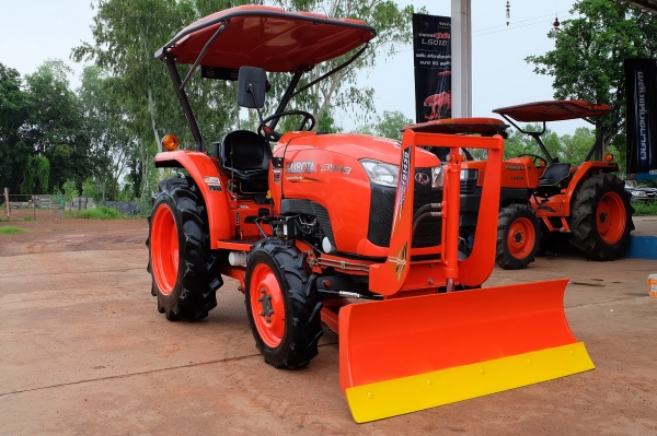 รถไถ L3008 อุปกรณ์ ใบมีด + ผาน 1 ตัว โทร089-0111624