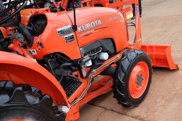 รถไถ L3008 อุปกรณ์ ใบมีด + ผาน 1 ตัว โทร089-0111624