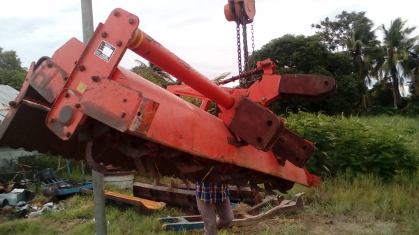 ฃายโลตาลี่   ยี่ห้อคูโบต้ากว้าง2.50เมตร    สวยพร้อมใช้งาน