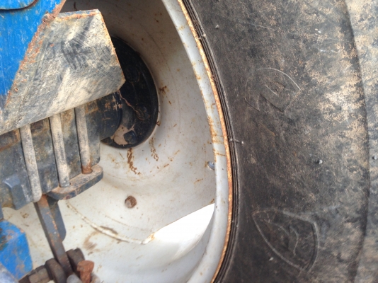 ขายรถไถ 2 เพลา Ford new holland 6610 มีภาพวีดีโอ ราคา685,000 บาท  สภาพสวยพร้อมใช้ ผานดันหน้า และผาน 7 ราคา685,000 บาท  โทร 081-9972972 089-8451778