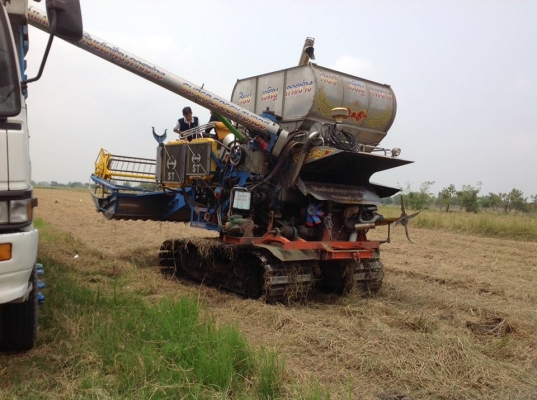 ขาย รถเกี่ยวสวยๆพร้อมเทลเลอร์ 1,500,000  Tel 0997262558