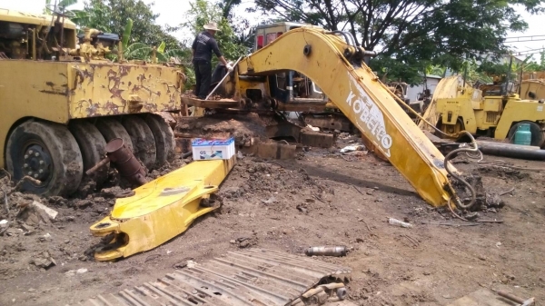 ขายบูมอาร์ม รถแมคโค มีของ โกเบ โคมัสสุ  แคท รุ่น-200 ขายไม่แพงครับ