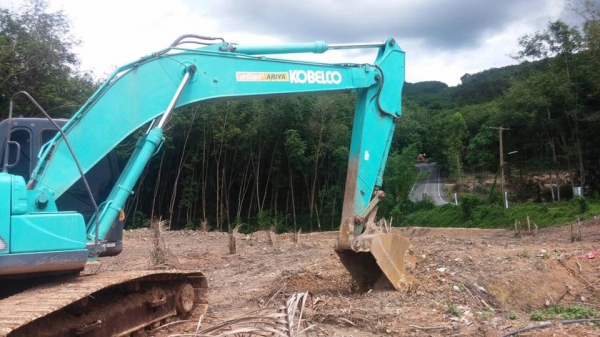 ขายรถแบ็คโฮ  KOBELCO SK200-8 YN-12 ไมล์ 13,xxx เอกสารชุดจดทะเบียน ออกห้้างป้ายแดงไม่เคยทำสี  ราคาต่อรองมาเลยขายได้ขายครับ   สภาพสวย สนใจ0932795977