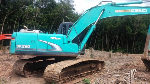 ขายรถแบ็คโฮ  KOBELCO SK200-8 YN-12 ไมล์ 13,xxx เอกสารชุดจดทะเบียน ออกห้้างป้ายแดงไม่เคยทำสี  ราคาต่อรองมาเลยขายได้ขายครับ   สภาพสวย สนใจ0932795977