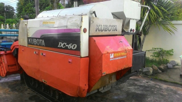 ขาย 235,000บาท. คูโบต้ารองกระสอบ DC-60+. ปี54 สภาพสวยใช้งานน้อย 1100ชม.
