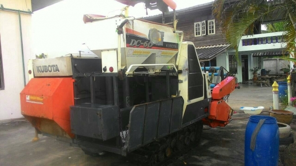 ขาย 235,000บาท. คูโบต้ารองกระสอบ DC-60+. ปี54 สภาพสวยใช้งานน้อย 1100ชม.