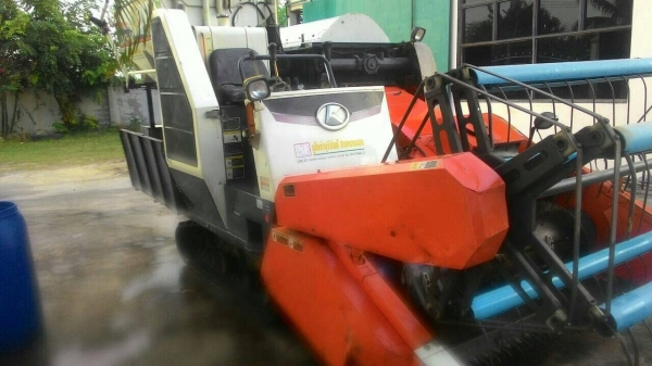 ขาย 235,000บาท. คูโบต้ารองกระสอบ DC-60+. ปี54 สภาพสวยใช้งานน้อย 1100ชม.