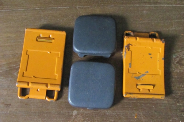 ขายของแต่งเก่ามือ 2ติดตู้มาจากญี่ปุ่น..สามเหลี่ยมสำหรับหนุนรองล้อ 2 อัน+ที่วางแก้วน้ำแบบกดเด้ง 2 อัน