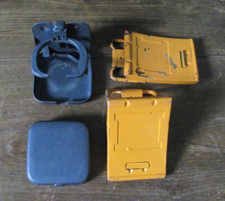 ขายของแต่งเก่ามือ 2ติดตู้มาจากญี่ปุ่น..สามเหลี่ยมสำหรับหนุนรองล้อ 2 อัน+ที่วางแก้วน้ำแบบกดเด้ง 2 อัน