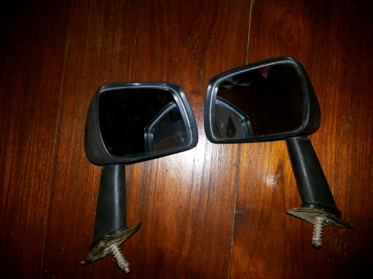 ขายกระจกกรอบพลาสติกติดแก้มล้อ 1 คู่