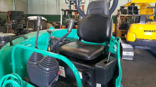 ขาย รถขุด KOMATSU รุ่น PC30FR มือสองญี่ปุ่น ปั้มนิ้ว คอนโทรลสัั้น ทำงานไว คล่องตัว มือถือ/LINE ID: 0818753444