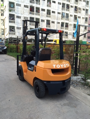 ขายรถยกโฟร์คลิฟท์ยี่ห้อTOYOTAรุ่น7FD-25 ขายรถยกโฟร์คลิฟท์ยี่ห้อTOYOTAรุ่น7FD-25