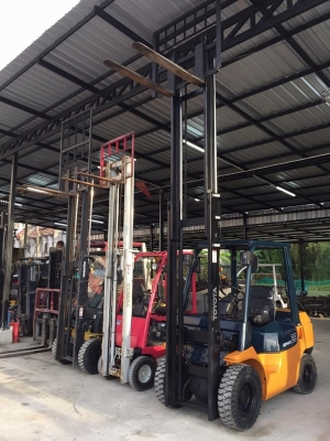 รถยกโฟร์คลิฟท์ รถยกโฟร์คลิฟท์