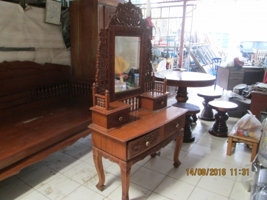 โต๊ะเครื่องแป้ง  แกะสลักไม้สักแท้งานดี  ขาย2800บาท