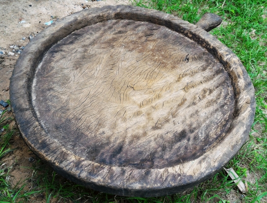 กระโบมวงกลมใหญ่ๆ หนักๆ แกะสลักด้วยมือล้วนๆ ของเก่าแท้อายุมากกว่า 90ปี