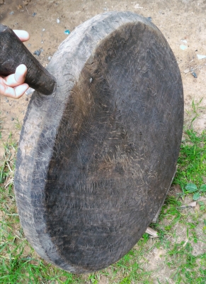 กระโบมวงกลมใหญ่ๆ หนักๆ แกะสลักด้วยมือล้วนๆ ของเก่าแท้อายุมากกว่า 90ปี