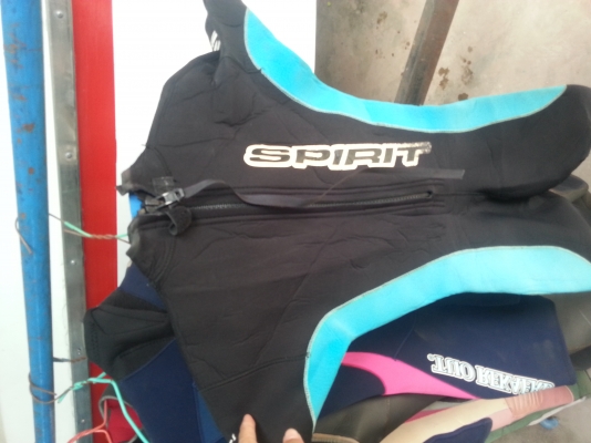 ชุดสุท เล่นเจสสกี ดำน้ำ ฟรีไซด์ ยีดได้มาก สภาพดี มือ2จากญี่ปุ่น