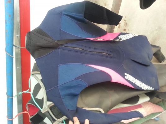 ชุดสุท เล่นเจสสกี ดำน้ำ ฟรีไซด์ ยีดได้มาก สภาพดี มือ2จากญี่ปุ่น