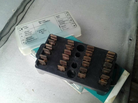 แผงฟิวส์ ใส่ดัสสัน 520 521 620 720 ของใหม่