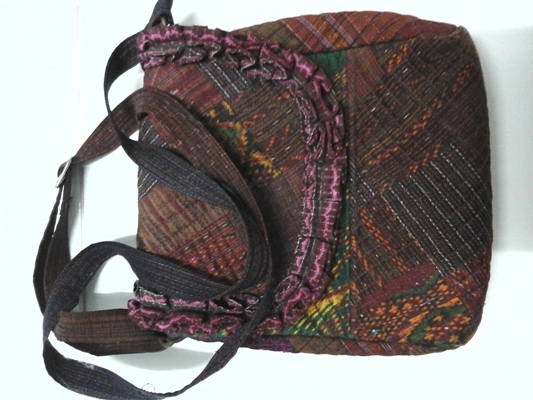 กระเป๋าผ้าไหมสุรินทร์ หลากหลายสี ราคา 760 บาท