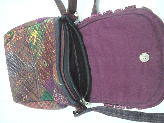 กระเป๋าผ้าไหมสุรินทร์ หลากหลายสี ราคา 760 บาท กระเป๋าผ้าไหมสุรินทร์ หลากหลายสี ราคา 760 บาท