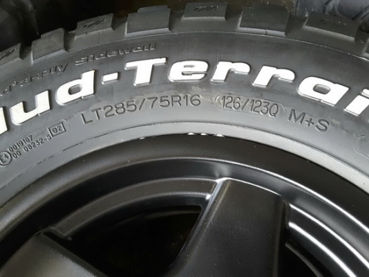 Max + BF Km2 ขนาด 285/75/16 ปี13 สวยๆ 1ชุด