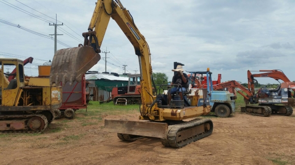 ขายครับ รถขุด แบคโฮ KOMATSU PC 40-6 แทรคยาง เก่านอก ทำงานไว พร้อมใช้