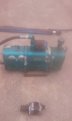 ถังนำ้่มันไฮครอลิค ประมาณ 20 ลิตร พร้อมกรองใหม่