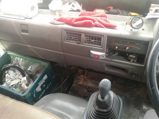 หัว Hino FC ญี่ปุ่นกระจกประตูซ้ายมีตู้แอร์แล้ว