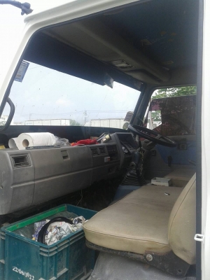 หัว Hino FC ญี่ปุ่นกระจกประตูซ้ายมีตู้แอร์แล้ว