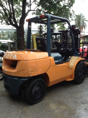 +++ ขายโฟล์คลิฟท์  TOYOTA 7FD40  ขนาด  4  ตัน ( สภาพ 95\% 1000  กว่า  ชม.)  เครื่องยนต์ดีเซล  เสา  4  เมตร  3  ท่อน  ฮิ้งค์โฟล์ค  เกียร์ธรรมดา  ยางตัน