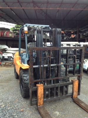 +++ ขายโฟล์คลิฟท์  TOYOTA 7FD40  ขนาด  4  ตัน ( สภาพ 95\% 1000  กว่า  ชม.)  เครื่องยนต์ดีเซล  เสา  4  เมตร  3  ท่อน  ฮิ้งค์โฟล์ค  เกียร์ธรรมดา  ยางตัน