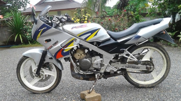 ขาย KR150 เอกสารพร้อมชุดโอนภาษีพึ่งขาดต้นปีเครื่องดีวาล์วเปิดไฟติดชุดสีไม่ค่อยสวยเหมาะสำหรับเอาไปปั้น