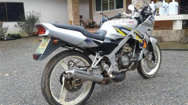 ขาย KR150 เอกสารพร้อมชุดโอนภาษีพึ่งขาดต้นปีเครื่องดีวาล์วเปิดไฟติดชุดสีไม่ค่อยสวยเหมาะสำหรับเอาไปปั้น