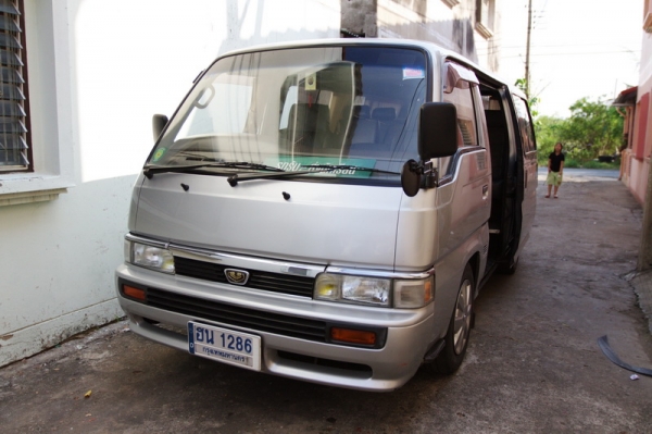 รถตู้ Nisson Urvan