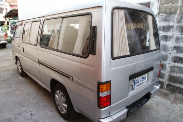 รถตู้ Nisson Urvan