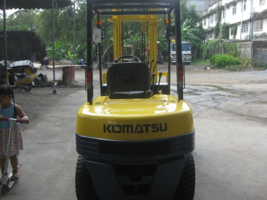 ขายรถยกFORKLIFT KOMATSU FD25-11เครื่องยนต์ดีเชล ล้อคู่ สูง4เมตรมีงาสาม พร้อมใช้งาน