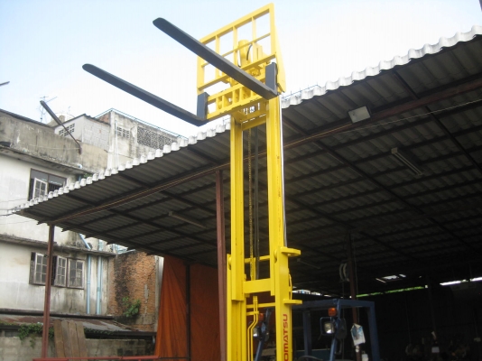 ขายรถยกFORKLIFT KOMATSU FD25-11เครื่องยนต์ดีเชล ล้อคู่ สูง4เมตรมีงาสาม พร้อมใช้งาน