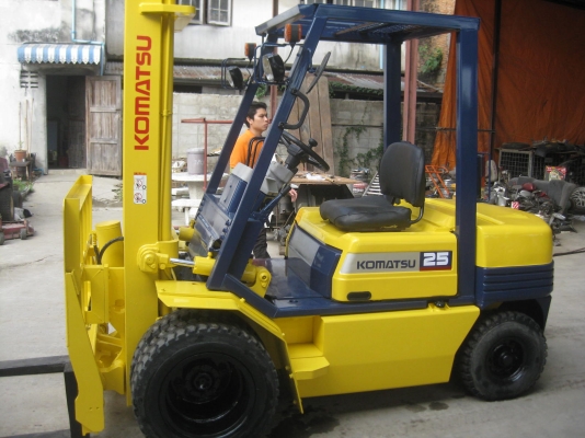ขายรถยกFORKLIFT KOMATSU FD25-11เครื่องยนต์ดีเชล ล้อคู่ สูง4เมตรมีงาสาม พร้อมใช้งาน