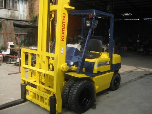ขายรถยกFORKLIFT KOMATSU FD25-11เครื่องยนต์ดีเชล ล้อคู่ สูง4เมตรมีงาสาม พร้อมใช้งาน